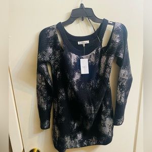 Size xl sweater with open shoulder concept